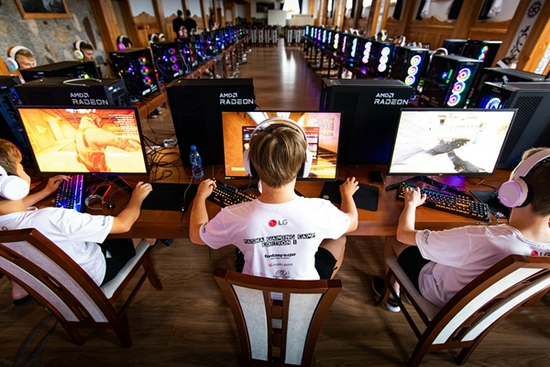 英雄联盟全球总决赛主题快闪店盛大开幕